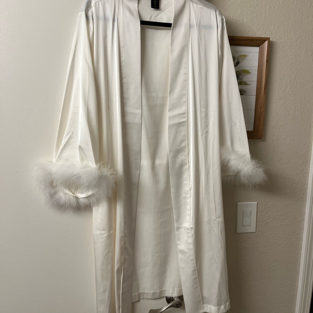 House of Harlow 1960 Satin Robe with Feather Trim - Ivory
